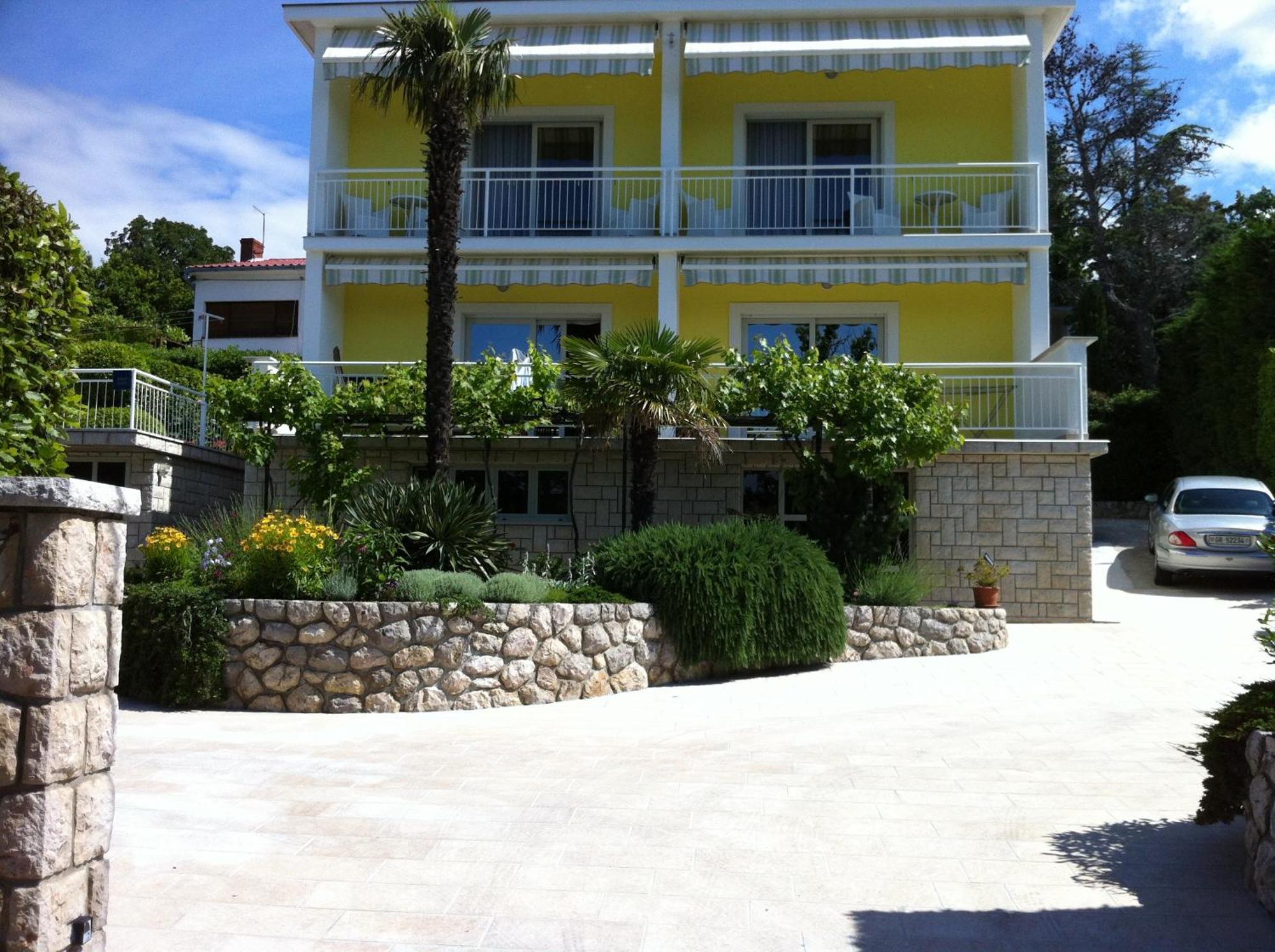 & Marina Apartment *